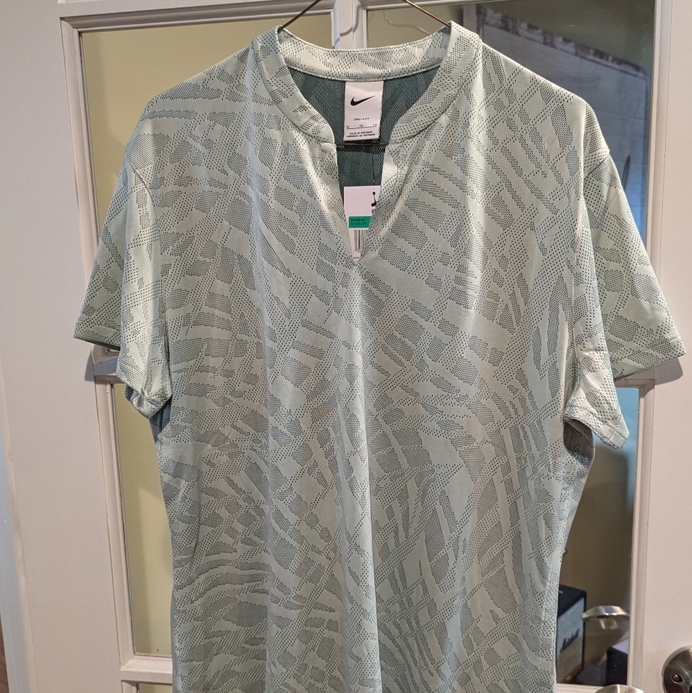 Nike women's Dri Fit Golf Shirt NWT